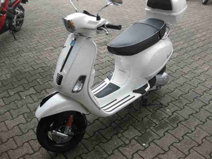 125er i.e.3V Vespa Piaggio 2 Jahre alt 01.10.2012 Benziner Leichtkraftroller