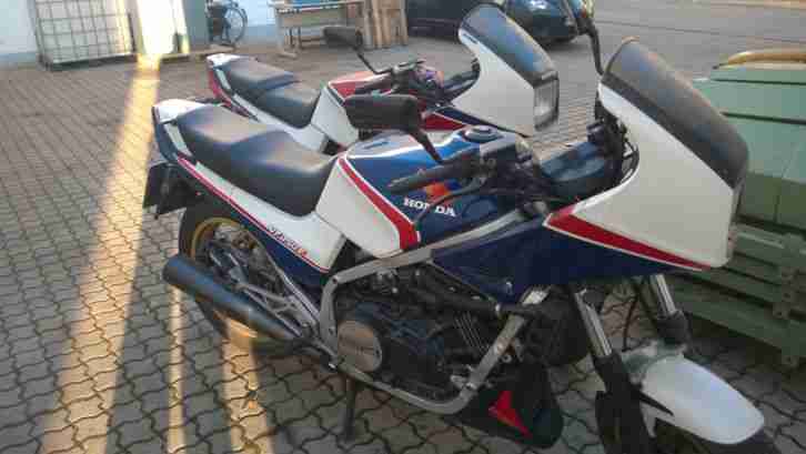 2 Honda VF750F Interceptor RC15 mit org. Honda Werkstatthandbuch
