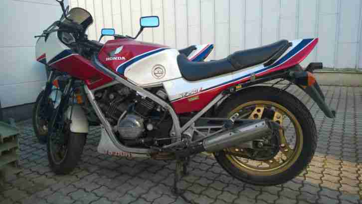2 Honda VF750F Interceptor RC15 mit org. Honda Werkstatthandbuch