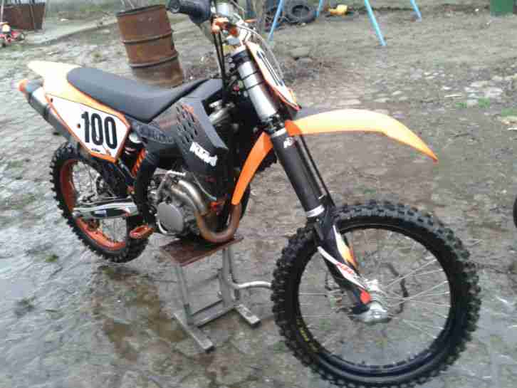 250 sxf ktm mit lenkungsdämpfer u.größere wasserpumpeu. 280 zylinder model 2010