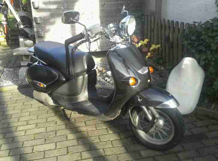 APRILIA Mojito Custom mit STRELLSON Helm und Winterreifen
