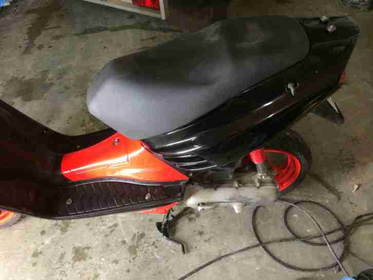 APRILIA SR 50 mit Ersatz- und Tuningteilen