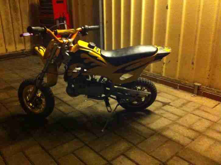 Abgeledertes Pocketbike.Verbrauchtes Bike