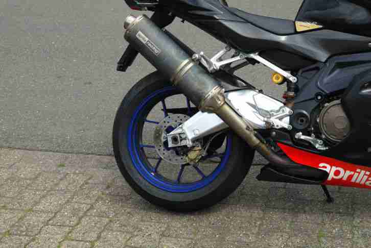 Aprilia RSV 1000 RR Factory Unfallschaden Brembo Öhlins OZ-Felgen