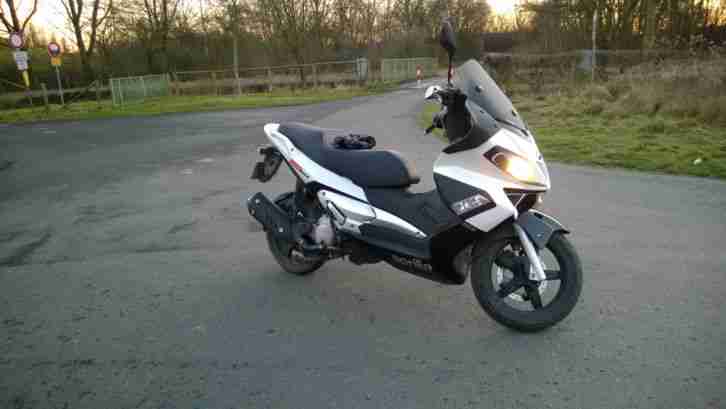 Aprilia SR MAX 125 Sportroller / XXL Stauraum+Zubehör / TÜV 03.2019 / ANSCHAUEN!