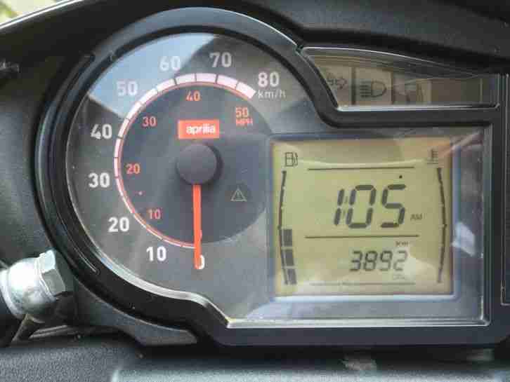 Aprilia SR50R Erstzulassung 2013 mit ca. 3900km Aprilia Top Case SR 50 R