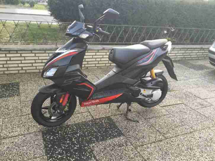 Aprilia SR50R top Zustand 1,5 Jahre alt Scheckheft 25/50 Papiere