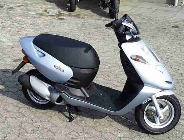 Aprilia Sonic 50 ccm Scooter Roller Topzustand mit Topcase nur 4389 KM gepflegt!