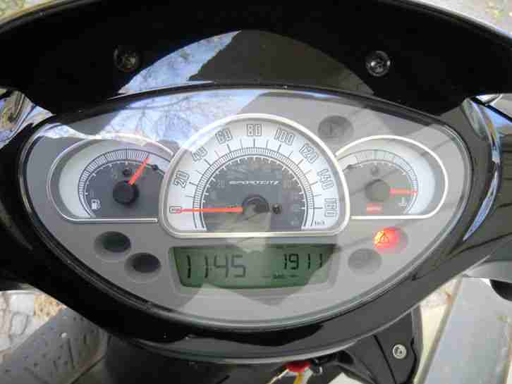 Aprilia Sportcity Cube 125, schwarz, Bj. 2011, 1. Hand, 1950 km, Tüv 9/2015