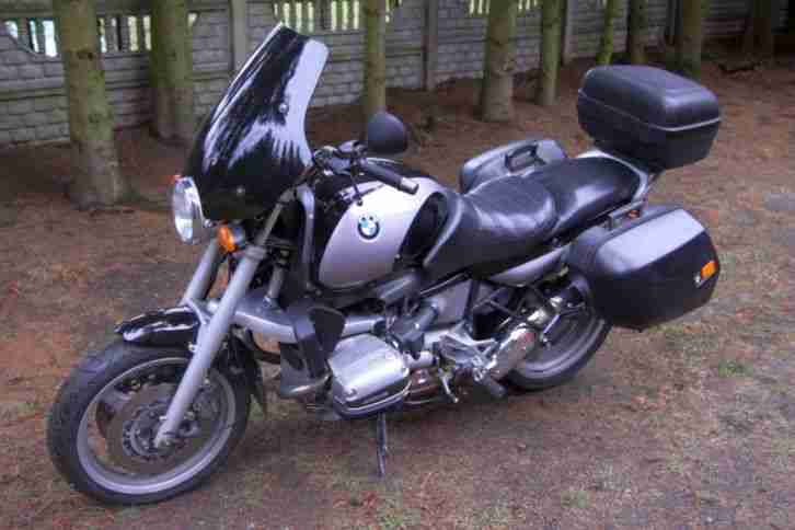 BMW R 1100 R mit Koffern und Topcase