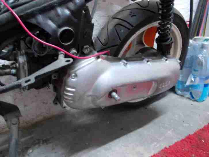 Biete einen Roller der Marke Aprilia SR 50 LC an.
