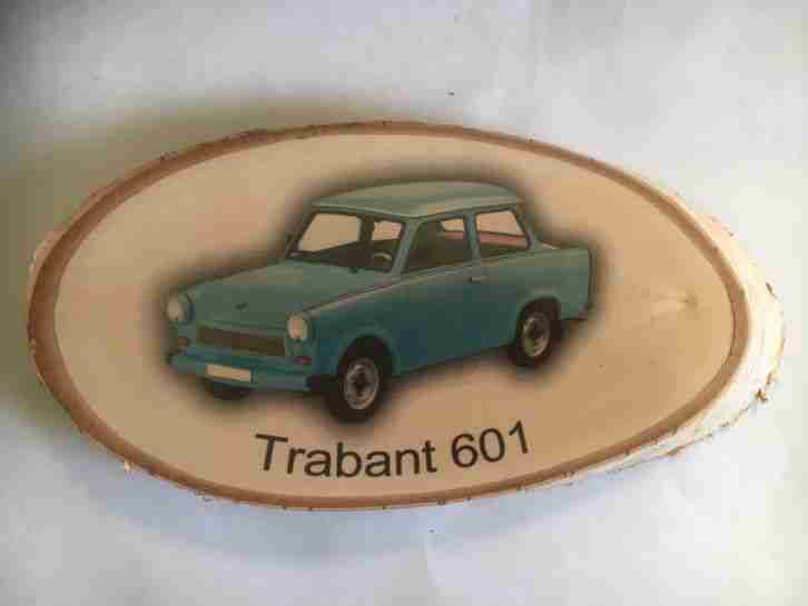 DDR Trabant 601 hellblau auf Holz farblos