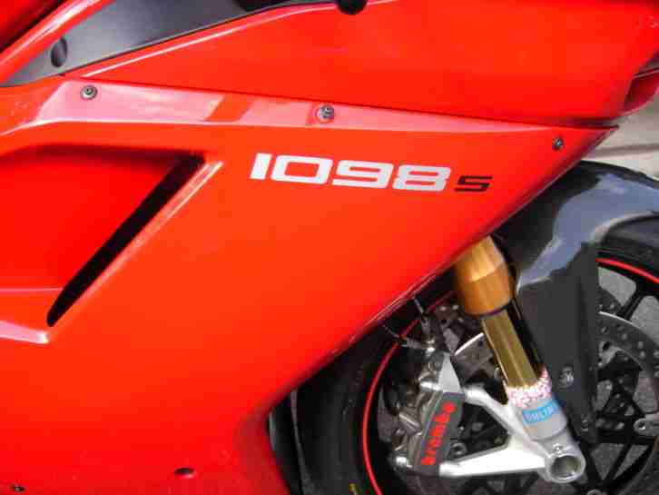 Ducati 1098 S / 1. Hd. 5300km, SH, viel Zub. Alu Tank etc.Ez 09/2010 NP 27000 Eu