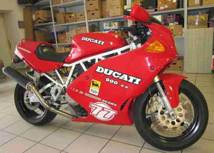 Ducati 900 SS ital.Bauart mit weißen Rahmen in Rot Rennmaschine Motorrad