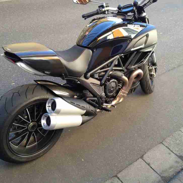 Ducati Diavel 1.Hand Orginal 2650KM viel Zubehör! MwSt 19% Inkl.Deutsches Modell