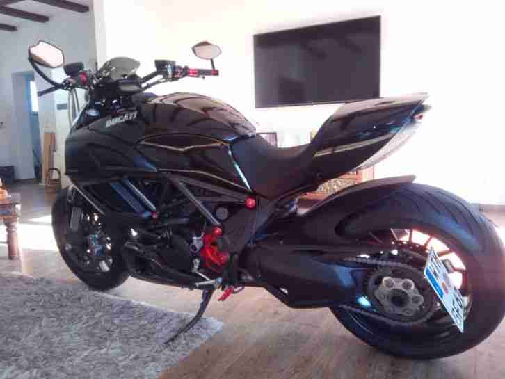 Ducati Diavel Black Neuwertig für über 2.000€ Zubehör