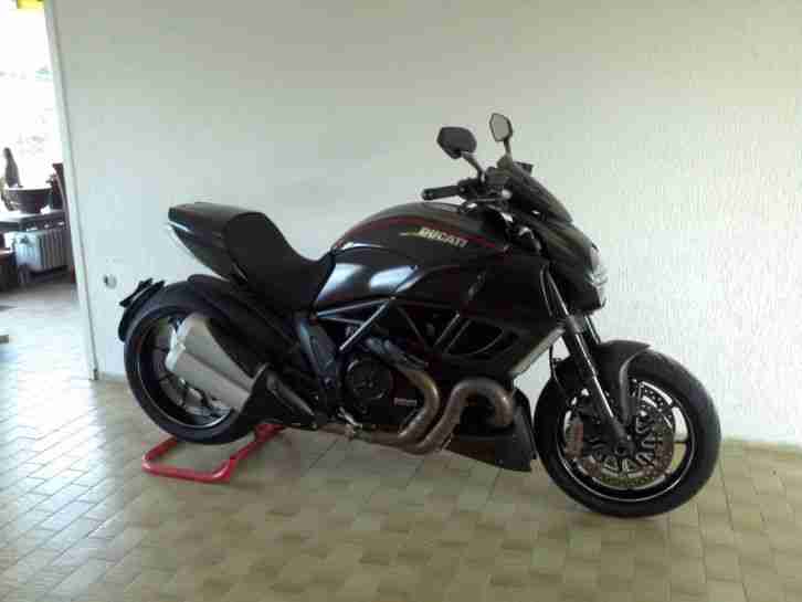 Ducati Diavel Carbon 1. Hand unfallfrei