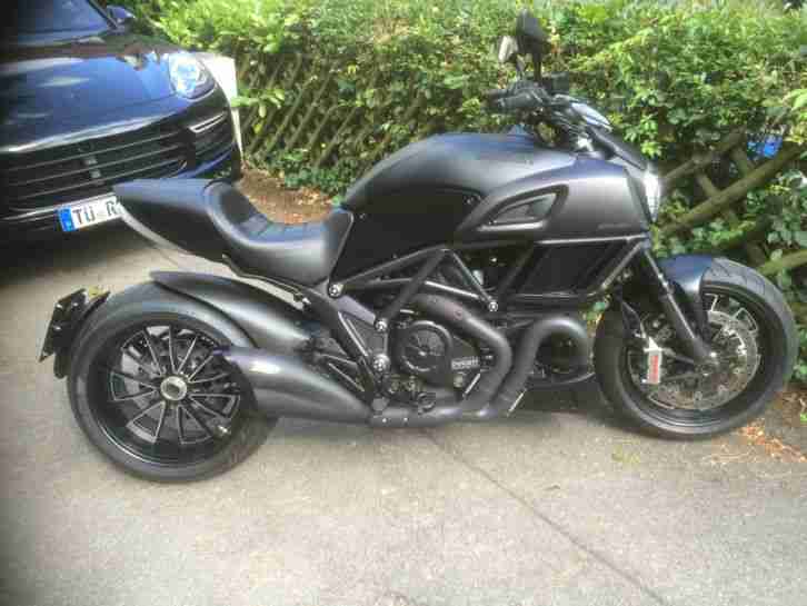 Ducati Diavel Dark - EZ 04.15 - 1450 km - wie neu
