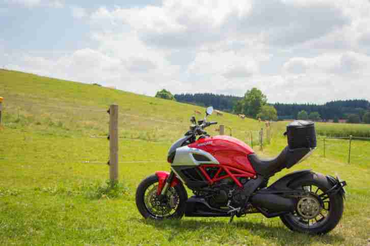 Ducati Diavel red - nur 2000 km - EZ 06/2012