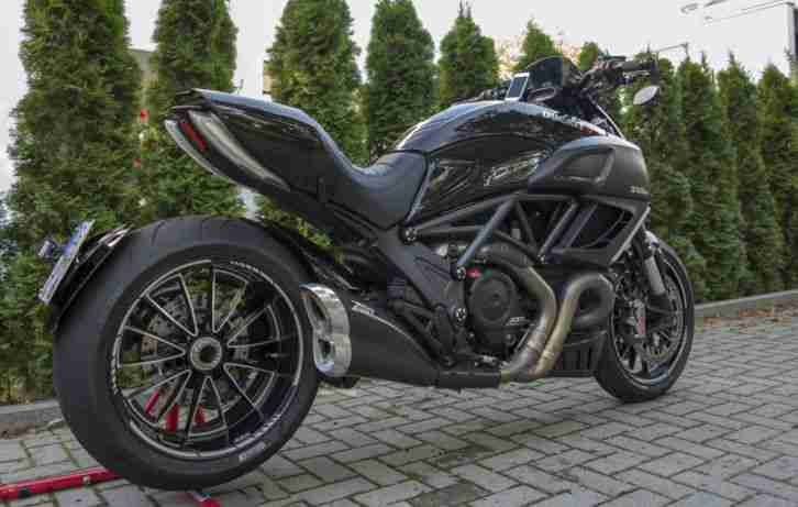 Ducati Diavel schwarz 03/11 6800km TOP Zustand incl. viel Zubehör