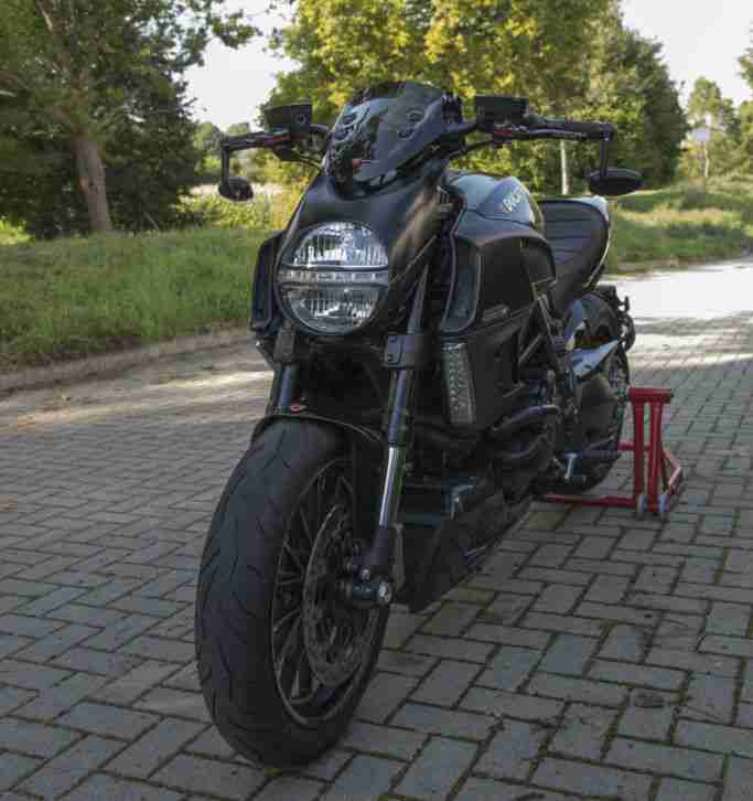 Ducati Diavel schwarz 03/11 6800km TOP Zustand incl. viel Zubehör