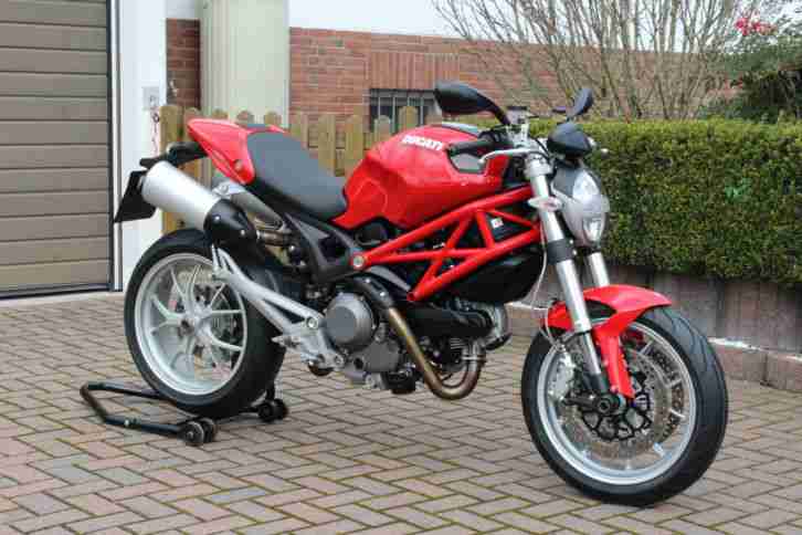 Ducati Monster 1100 / Inspektion + Reifen + TÜV neu / Bingo-Bikes