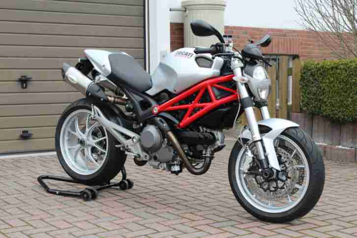 Ducati Monster 1100 silber / Bingo-Bikes