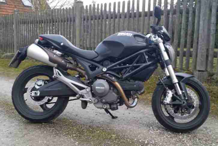 Ducati Monster 696 ABS schwarz (1. Hand, 9.600 km, neu bereift)