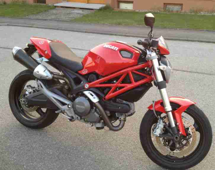 Ducati Monster 696 inklusive zusätzlichen Sportauspuff