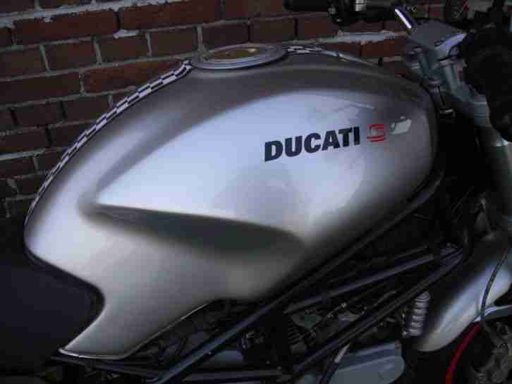 Ducati Monster 900 i.e Senna II Edition