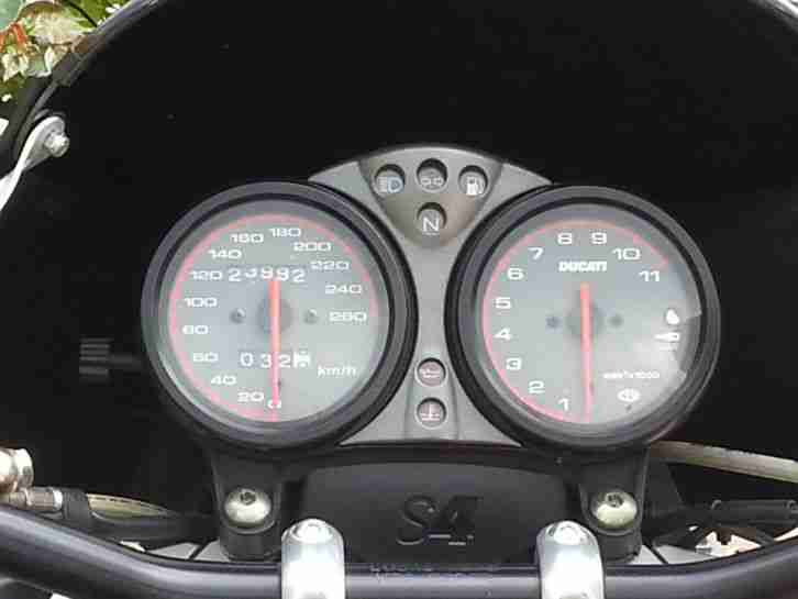 Ducati Monster S4, EZ 08/2002 24.000 km 74 kW (101 PS)