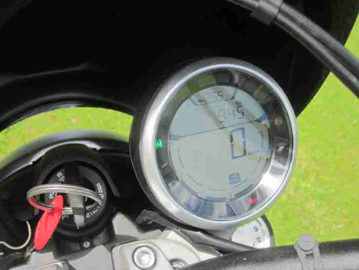 Ducati Scrambler Full Throttle mit Koffer, Windschild