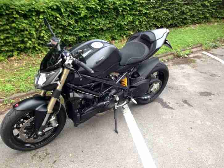 Ducati Streetfighter 848 , schwarz matt , **TOP** , viel Zubehör , wenig km