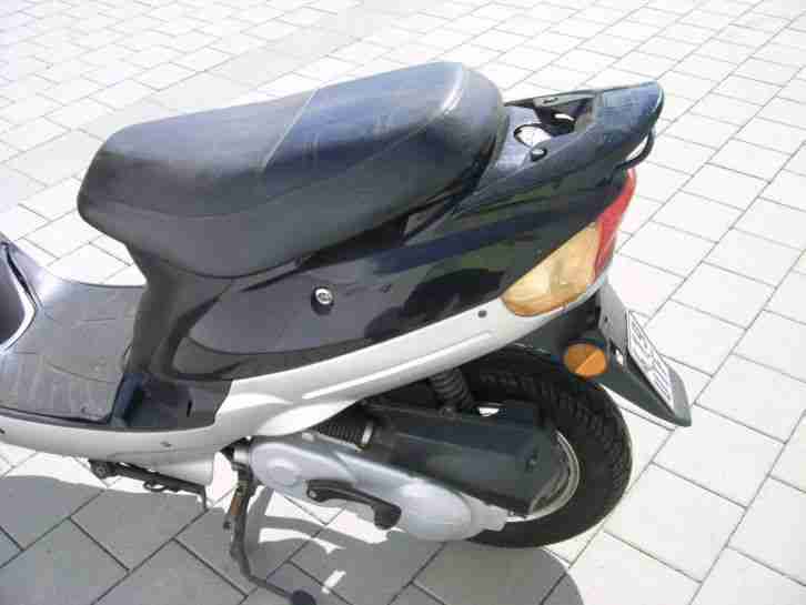Ein gebrauchter Roller 50-er, gut gepflegt und in gutem Zustand,