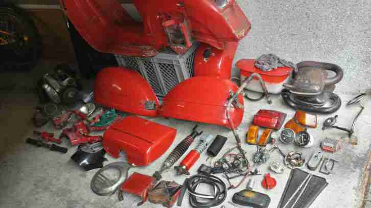 Ein haufen Altmetall bzw. eine zerlegte alte Vespa PX80