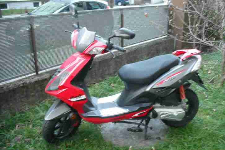 Explorer, Race GT50, Kleinkraftrad rot, Kilometerstand 4619,Hubraum 49, 1,98kW