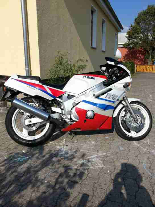 FZR 600 Jungtimer im 100% Original zustand. Fahrbereit Und Tüv vorhanden!