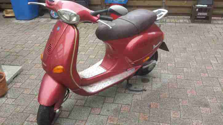 Fast Oldtimer ET4 Vespa mit fast neu