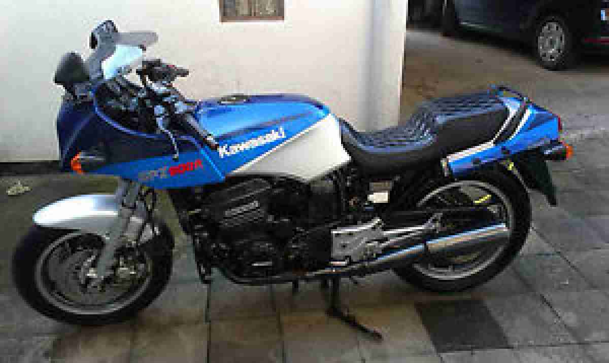 GPZ 900r defekt zum Wiederaufbau oder als Teileträger