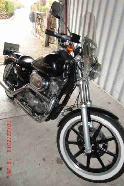 HARLEY-DAVIDSON XLH- 883 Schwarz-Einsitzer-Weißwandreifen-Schild