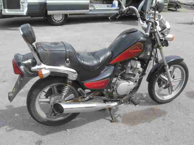 HYOSUNG 125 wie abgebildet mit PAPIEREN und SCHLÜSSEL LÄUFT und FÄHRT