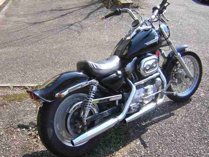 Harley 883er Sportster im Look eines "Big Twin"