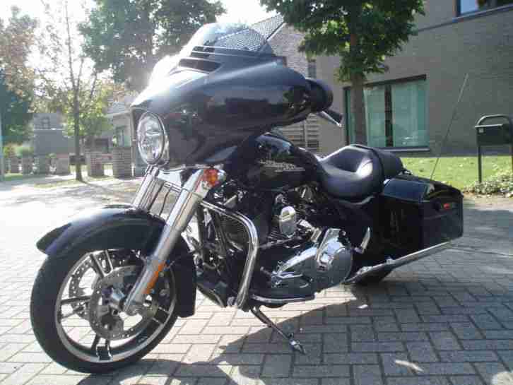 Harley Davidson 2014 FLHX Street Glide wie neu , International model 5HD EURO 3