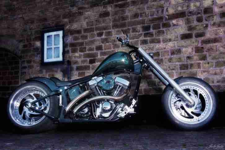 Harley Davidson Custombike im Dragstyle