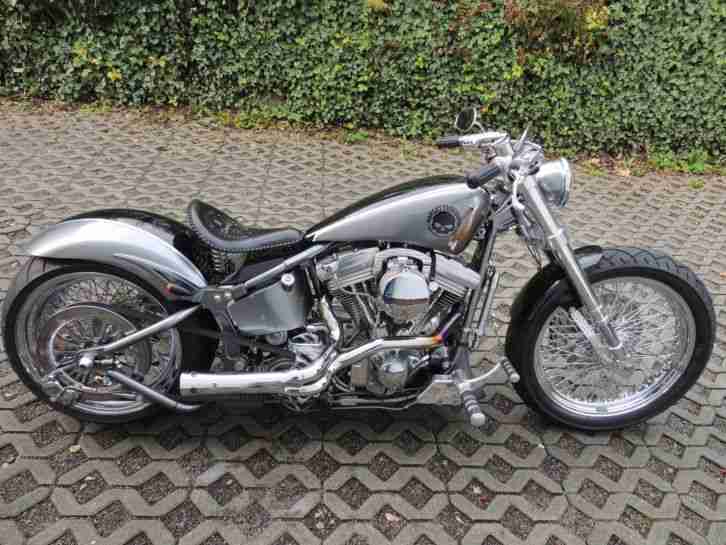 Harley Davidson Custombike mit 300 Reifen.