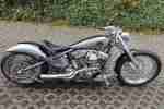 Harley Davidson Custombike mit 300 Reifen.