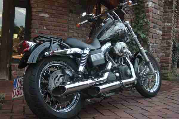 Harley Davidson Dyna Street Bob mit vielen Extras im Wert von 8000 Euro