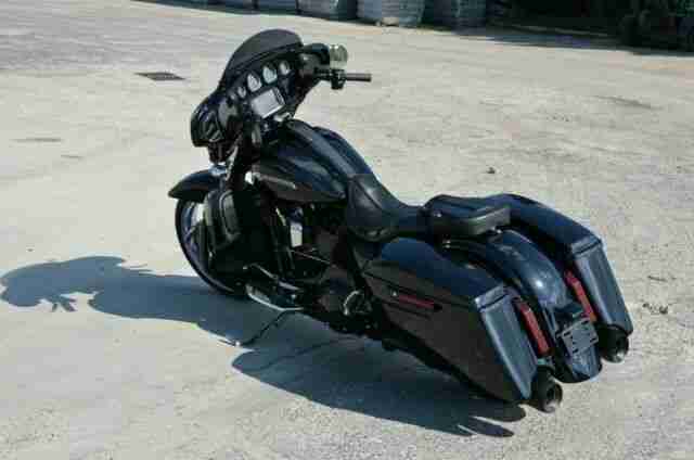 Harley Davidson FLHXSE CVO 110 Screaming