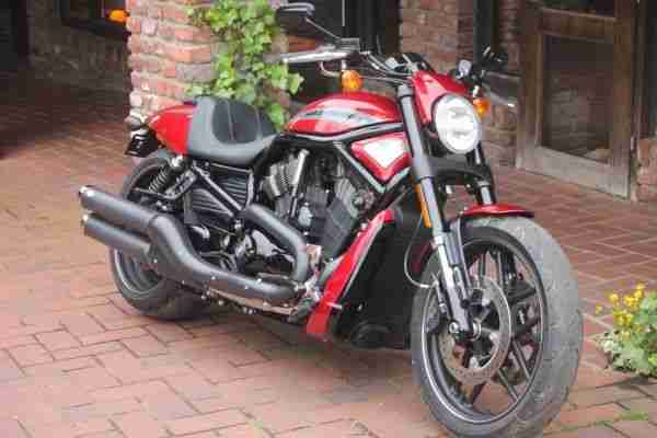 Harley Davidson - Night Rod Special - mit Vance + Hines