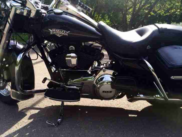 Harley-Davidson Road King FLHRC Classic 2011 / 3400 Km Vivid Black